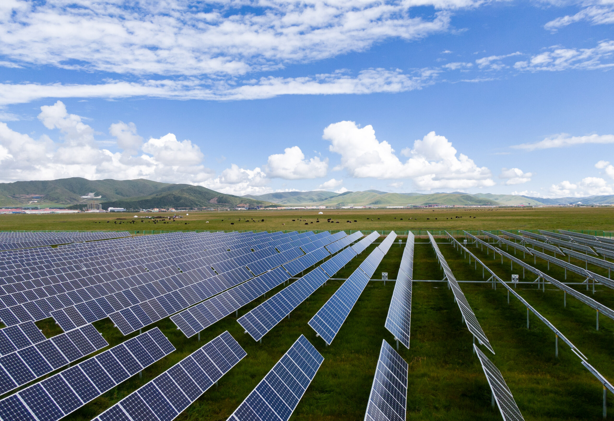 Read more about the article 为光伏发电赋能！qy·球友会(中国)电源新能源事业部召开2023年度上半年工作总结暨下半年工作计划会议